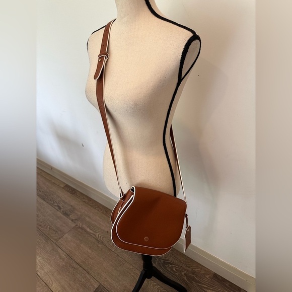 Isaac Mizrahi Handbags - Isaac Mizrahi brown saddle  bag purse crossbody NWOT faux Leather??